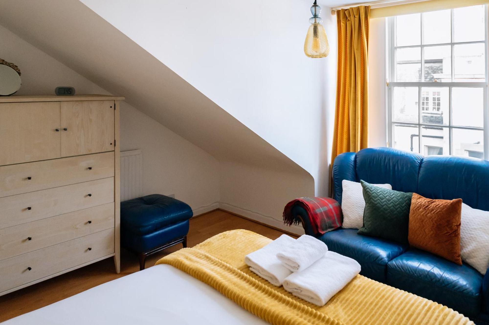 Charming 3 Bedroom Apartment In The Heart Of Vibrant Old Town Единбург Екстер'єр фото